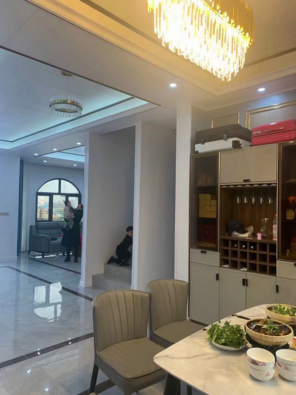 輕鋼老大帶領(lǐng)施工團(tuán)隊(duì)給老業(yè)務(wù)拜年送福利!(圖16) 睿婕輕鋼別墅