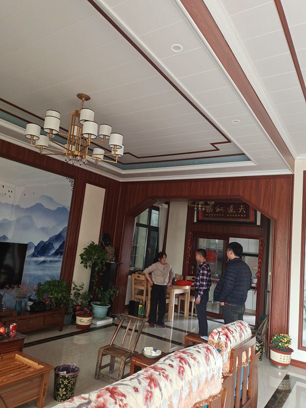 輕鋼老大帶領(lǐng)施工團(tuán)隊(duì)給老業(yè)務(wù)拜年送福利!(圖3) 睿婕輕鋼別墅