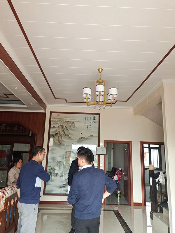 輕鋼老大帶領(lǐng)施工團(tuán)隊(duì)給老業(yè)務(wù)拜年送福利!(圖5) 睿婕輕鋼別墅