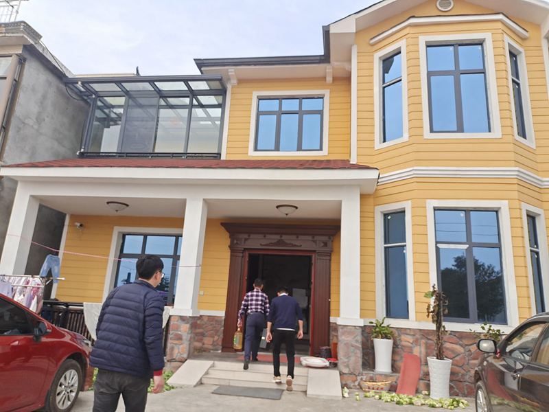 輕鋼老大帶領(lǐng)施工團(tuán)隊(duì)給老業(yè)務(wù)拜年送福利!(圖1) 睿婕輕鋼別墅