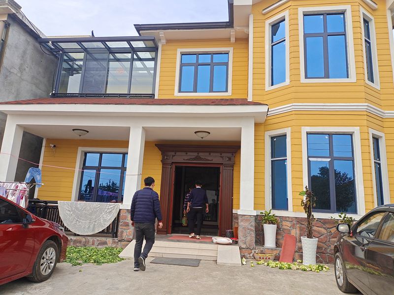 輕鋼老大帶領(lǐng)施工團(tuán)隊(duì)給老業(yè)務(wù)拜年送福利!(圖2) 睿婕輕鋼別墅