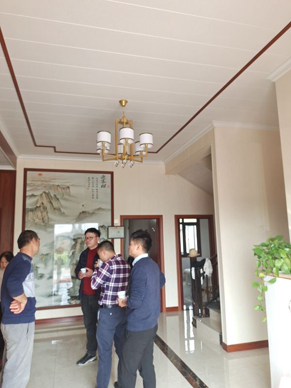 輕鋼老大帶領(lǐng)施工團(tuán)隊(duì)給老業(yè)務(wù)拜年送福利!(圖6) 睿婕輕鋼別墅