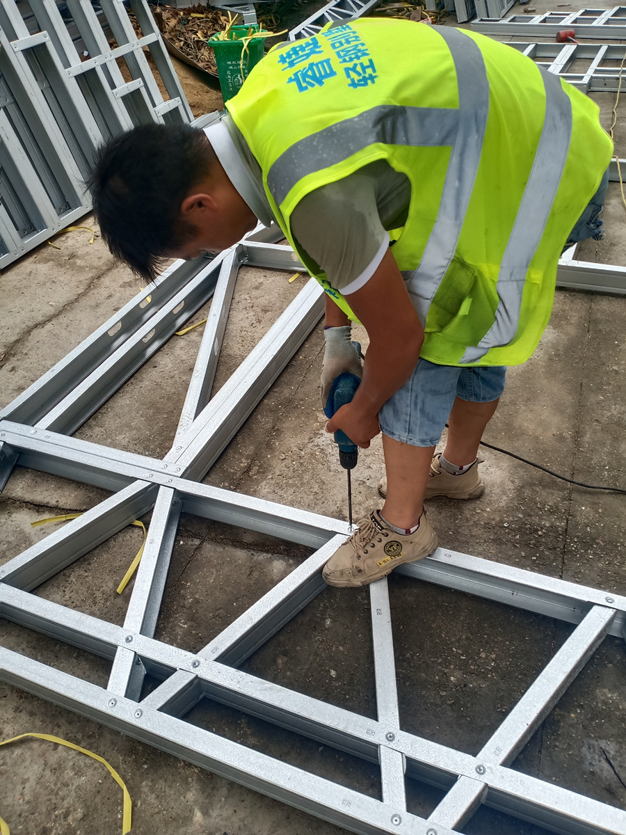 正在給輕鋼別墅施工的睿婕輕鋼別墅公司的工作人員 正在給輕鋼別墅施工的睿婕輕鋼別墅公司的工作人員